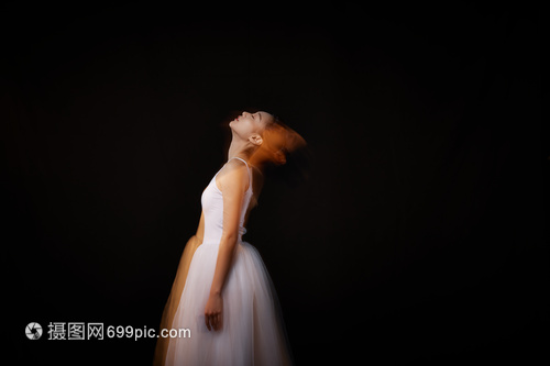 定格的舞姿 女性身影在相片沖印中的永恒瞬間